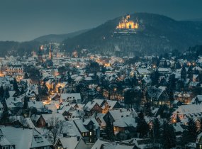 Schloss Wernigerode mit Stadt im Vordergrund © ferkelraggae - fotolia.com